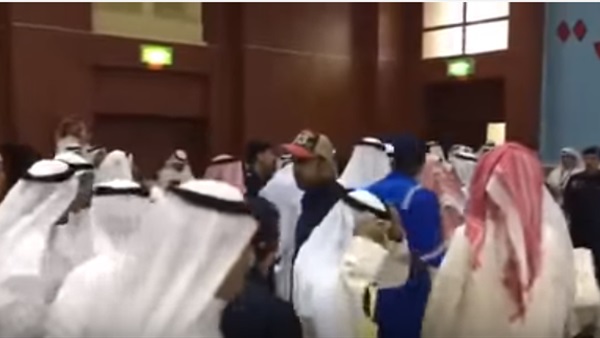 : بالفيديو..  خناقة  بين وفدي قطر والسعودية في مؤتمر بترولي بالكويت