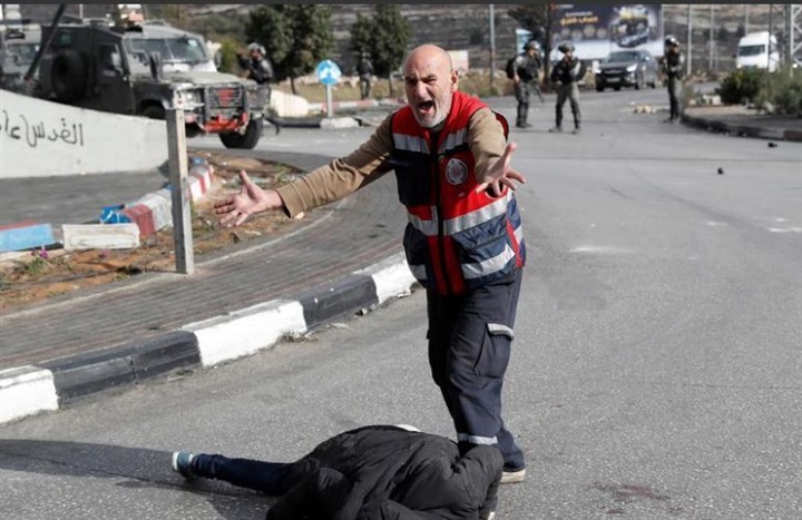 بالصور.. جيش الاحتلال يطلق النار على فلسطيني جريح