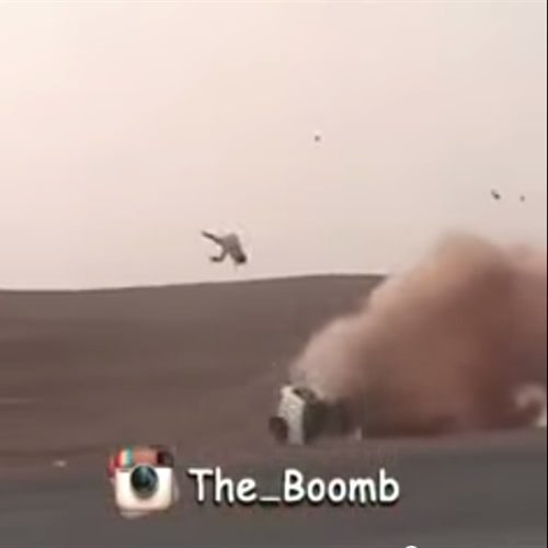البوابة نيوز: بالفيديو.. لحظة طيران شاب بعد انقلاب سيارته في مسابقة «تفحيط»