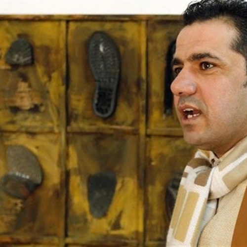 : فنان عراقي يسخر من  داعش  بأحذية بالية