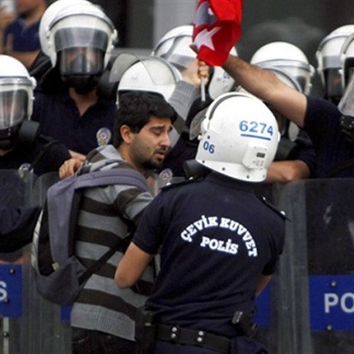 : الشرطة التركية تفرق عشرات المحتجين على التأثير الديني في المدارس