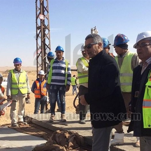 : بالصور.. رئيس الهيئة العامة للطرق والكبارى يتفقد أعمال أول طريق خرساني في مصر