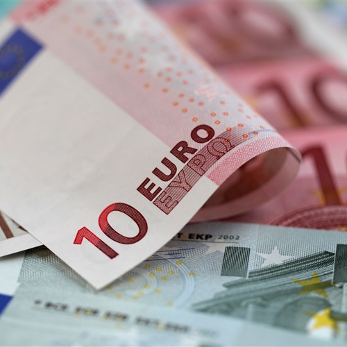 : اليورو يهبط إلى أدنى مستوى 1.100 دولار لأول مرة منذ 2003