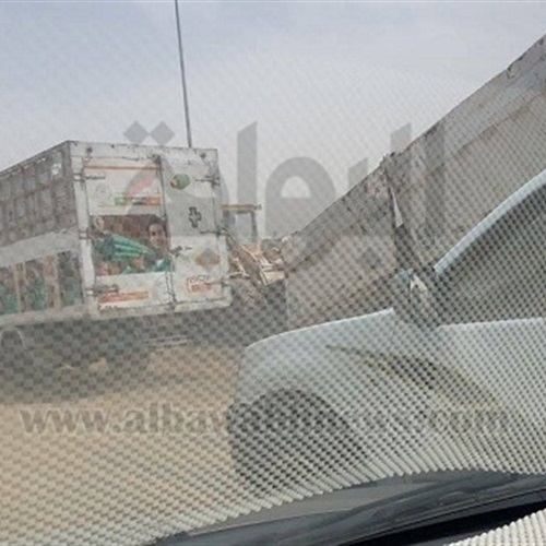 : بالصور.. انقلاب سيارة نقل يصيب الطريق الدائري بشلل تام
