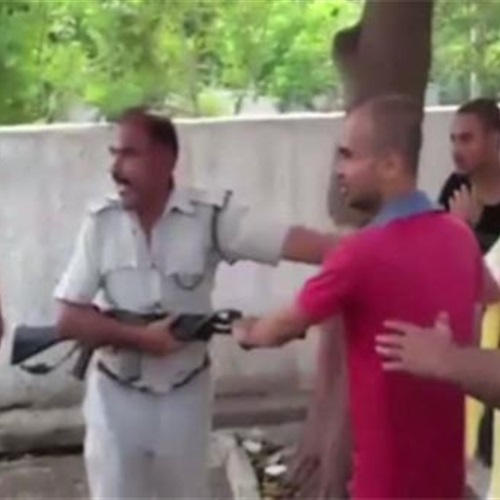 : بالفيديو.. «علقة ساخنة» لشرطي هندي تحرش بسيدة في قطار
