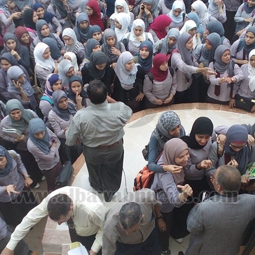 : بالصور.. طلاب الثانوية يتظاهرون بشبرا اعتراضًا على تخصيص درجات للحضور