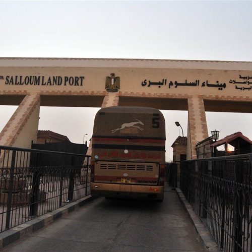  300 شاحنة خضروات تعبر منفذ السلوم إلى ليبيا