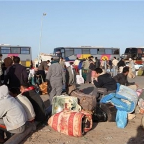  وفد من وزارة الصحة والحجر الصحي يتابع حالات المصريين العائدين من ليبيا