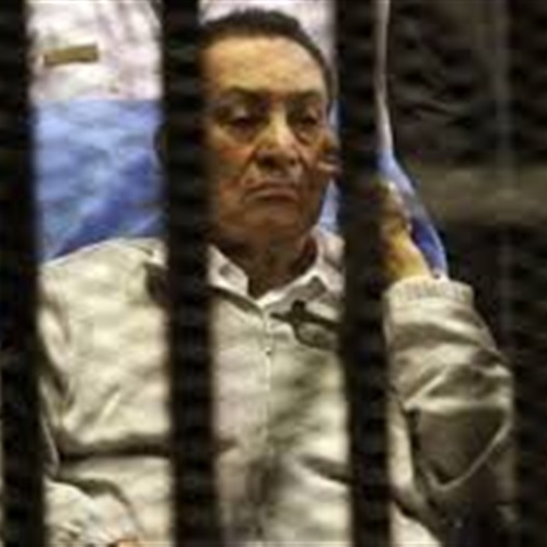 : شاشتان لنقل مرافعة مبارك من قفص الاتهام للحاضرين بقاعة محكمة القرن