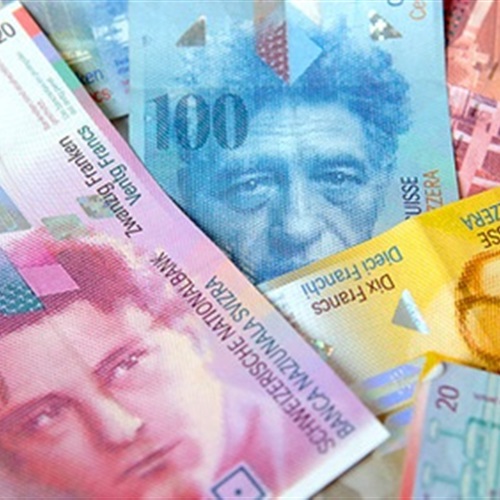 : الـين والفرنك السويسري يرتفعان أمام اليورو والدولار مستقر
