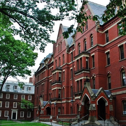 : مئات الطلاب بجامعة هارفارد يتلقون رسائل تهديد بإطلاق النار عليهم غدا