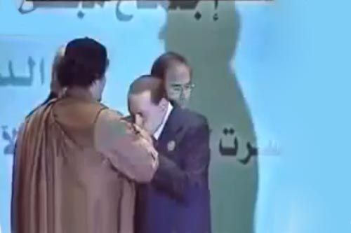 برلسكوني يقبل يد القذافي