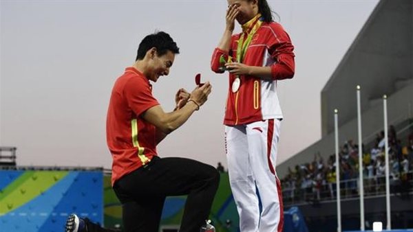 "الرياضيين وعروض الزواج على الهواء".. قصص حب في الأولمبياد