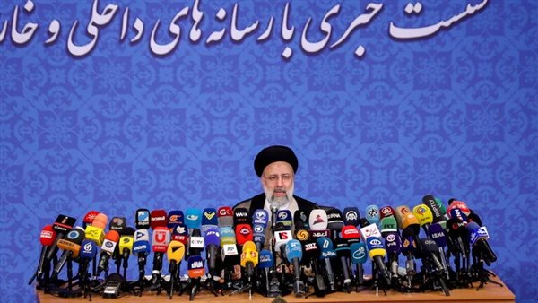 الاقتصاد المنهار يقلق «رئيس إيران» في ظل الاحتجاجات.. وتحذيرات من انفجار شعبي
