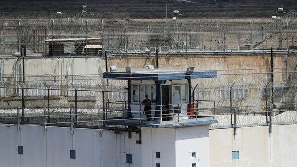 محكمة إسرائيلية تمدد اعتقال 4 من أسرى سجن جلبوع 