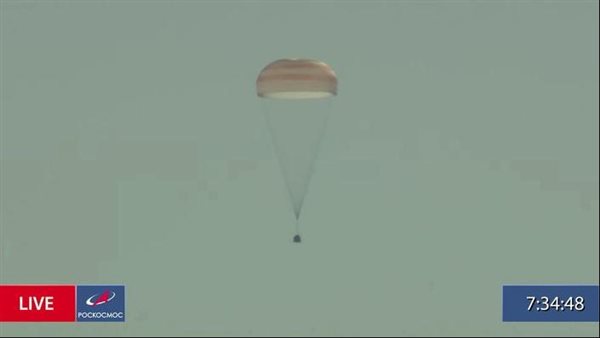 الفريق الروسي صاحب أول فيلم في الفضاء يعود إلى الأرض