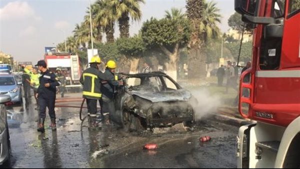 النيران تلتهم سيارة ملاكي أعلى كوبري تحيا مصر بالوراق