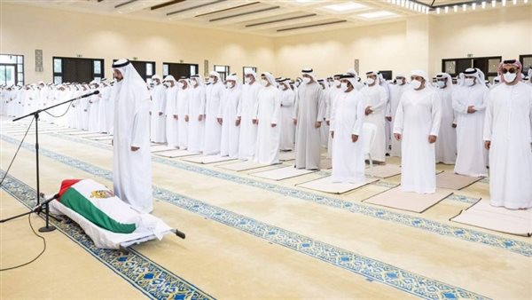 بالصور.. محمد بن زايد والشيوخ يؤدون صلاة الجنازة على جثمان الشيخ خليفة 