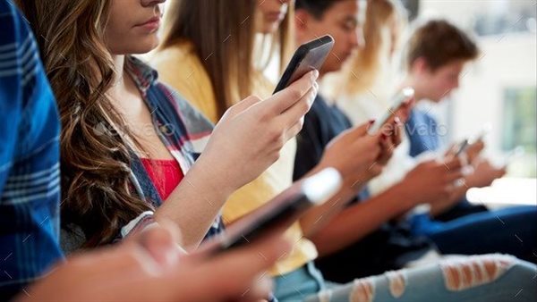 دراسة: إفراط الشباب في استخدام الهواتف الذكية يقوض صحتهم العقلية