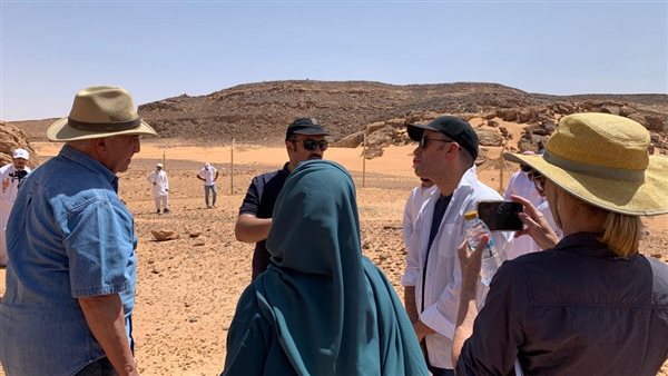 بالصور.. زاهي حواس يتفقد المواقع السعودية الأثرية 