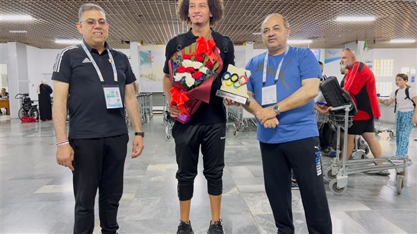 الأولمبية تكرم علي زين في مطار أحمد بن بلة بالجزائر