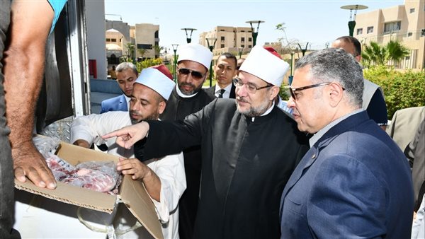 وزير الأوقاف ومحافظ البحر الأحمر يتفقدان توزيع 2 طن من لحوم الصكوك