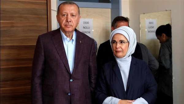 أردوغان وزوجته يدليان بصوتيهما في انتخابات الرئاسة| فيديو 
