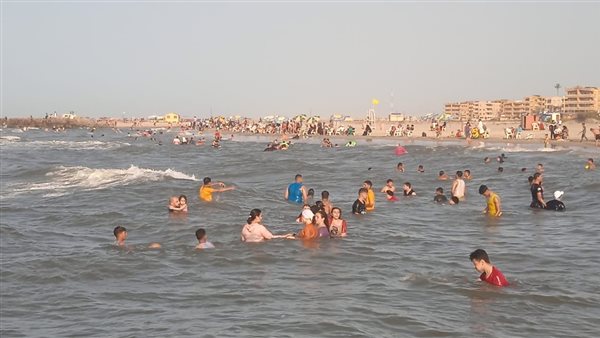 مواطنو كفرالشيخ يستمتعون بالاستجمام علي شواطئ مصيف بلطيم