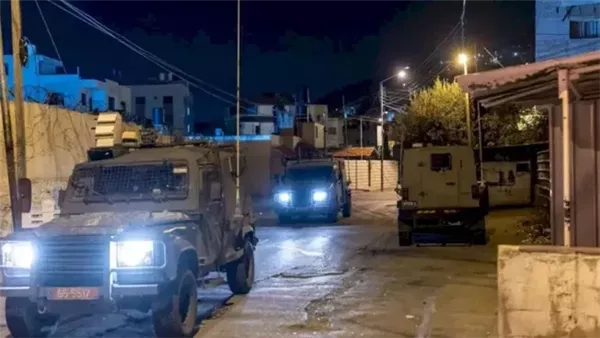 قوات الاحتلال تعتقل 3 مواطنين فلسطينيين من بلدة إذنا غرب الخليل