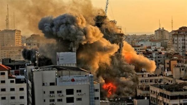 قصف مدفعي إسرائيلي تزامنًا مع إطلاق نار كثيف في مخيم النصيرات وسط قطاع غزة