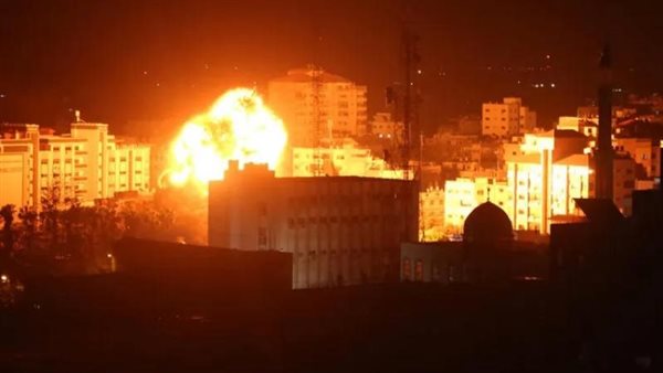 الطيران الإسرائيلي يستهدف محيط مركز "أبو مدين" شرق مخيم النصيرات وسط قطاع غزة 
