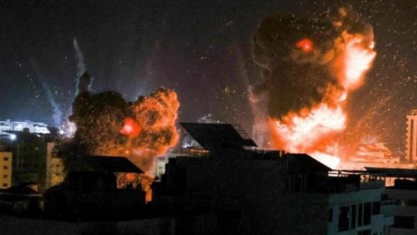 طائرات الاحتلال تقصف منزلًا لعائلة "داود" في حي الزيتون جنوب شرقي غزة