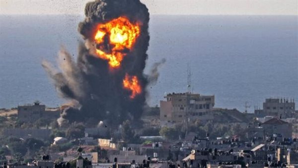 الطيران الحربي الإسرائيلي يستهدف منطقة شرق مخيم جباليا شمال قطاع غزة 