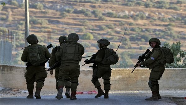 قوات الاحتلال تنشر قناصتها على أسطح البنايات خلال اقتحام مدينة قلقيلية