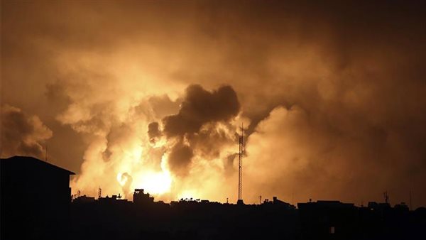 الطيران الإسرائيلي يقصف منزلًا لعائلة "المسحال" في مخيم الشاطئ غرب مدينة غزة