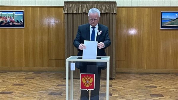  السفير الروسي بالقاهرة يدلي بصوته في الانتخابات الرئاسية