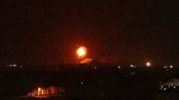 طائرات الاحتلال تقصف محيط جسر وادي غزة شمال دير البلح وسط القطاع