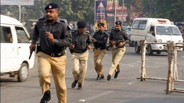 الشرطة الباكستانية تعلن مقتل أربعة أشخاص في كمين نصبه مسلحون شمال غربي البلاد