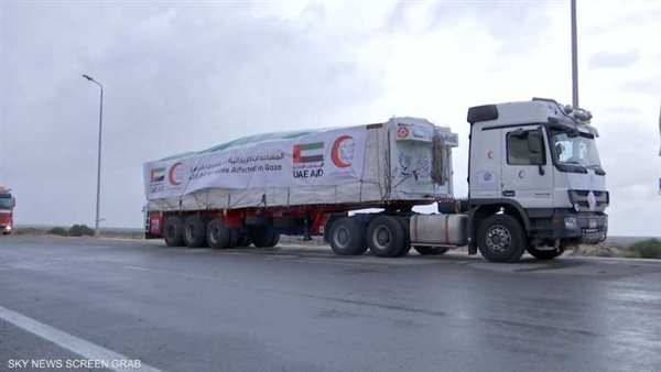 وصول أول قافلة مساعدات إماراتية برية إلى شمال غزة.. فيديو