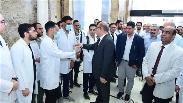 رئيس جامعة سوهاج يعقد لقاء مفتوحا مع الأطباء والعاملين بالمستشفى الجامعي الجديد