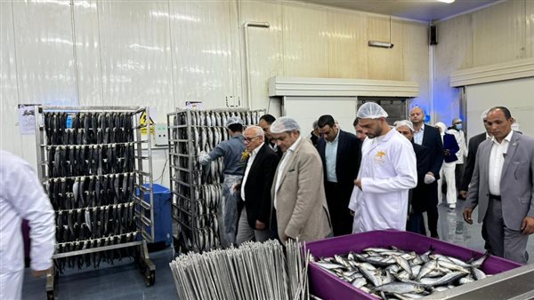وزير التجارة ومحافظ بورسعيد يتفقدان مصنع لإنتاج الأسماك المدخنة