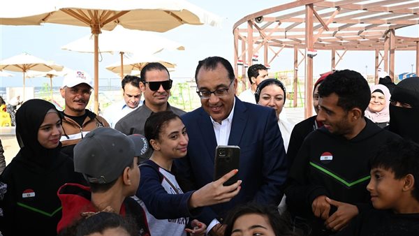 بالبسمة والسيلفي.. صور تجمع رئيس الوزراء مع ذوي الهمم في شاطئ قادرون بدمياط