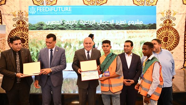 محافظ قنا يكرم الطلاب الحاصلين على المركز الأول جمهوريًا في تحسين إنتاجية محصول القمح