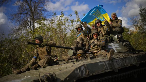 "أسوشيتد برس": المساعدات الأمريكية ستساعد أوكرانيا على تجنب الهزيمة في حربها مع روسيا