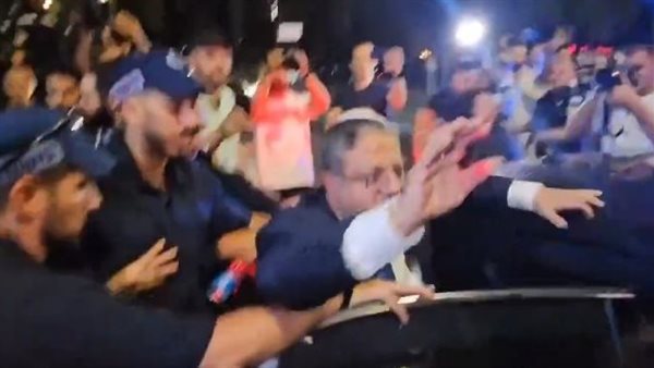 وزير الأمن الإسرائيلي يغادر مسرعًا بعد إلقاء المتظاهرين الأحذية عليه