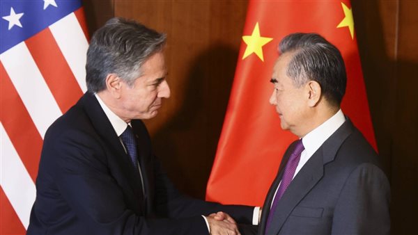 وزير الخارجية الصيني يجري مباحثات مع نظيره الأمريكي في بكين