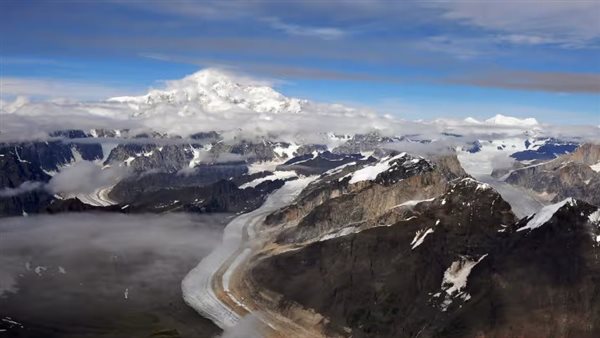 وفاة متسلق وإصابة آخر بعد سقوطهما من ارتفاع 1000 قدم أعلى جبل ألاسكا
