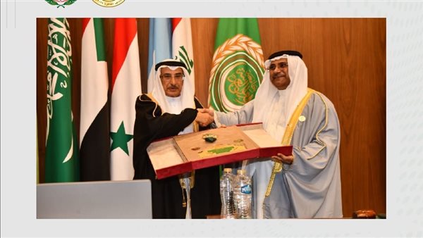 رئيس البرلمان العربي يكرم نائب رئيس الوزراء البحريني