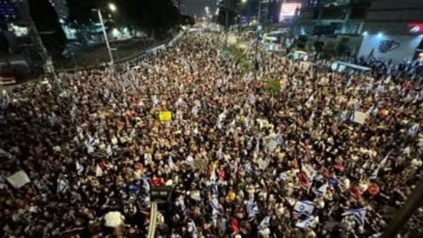 إعلام إسرائيلي: متظاهرون يحتجون قرب منزل نتنياهو لمطالبته بالتنحي