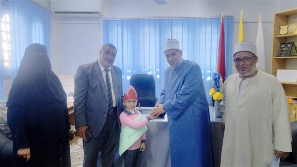 "العريف" و"عبدالعظيم" يهنئان الطفلة الفائزة فى مسابقة الأزهري الصغير بشمال سيناء
